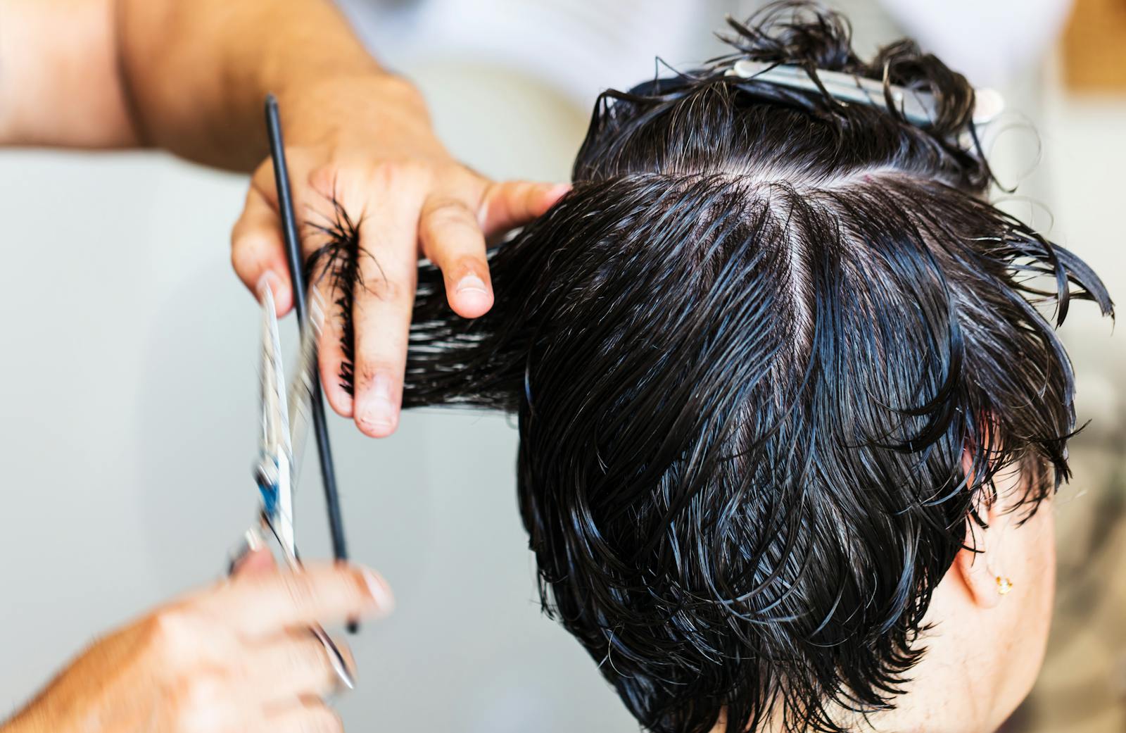 Präziser Haarschnitt mit Schere und Kamm im Salon
