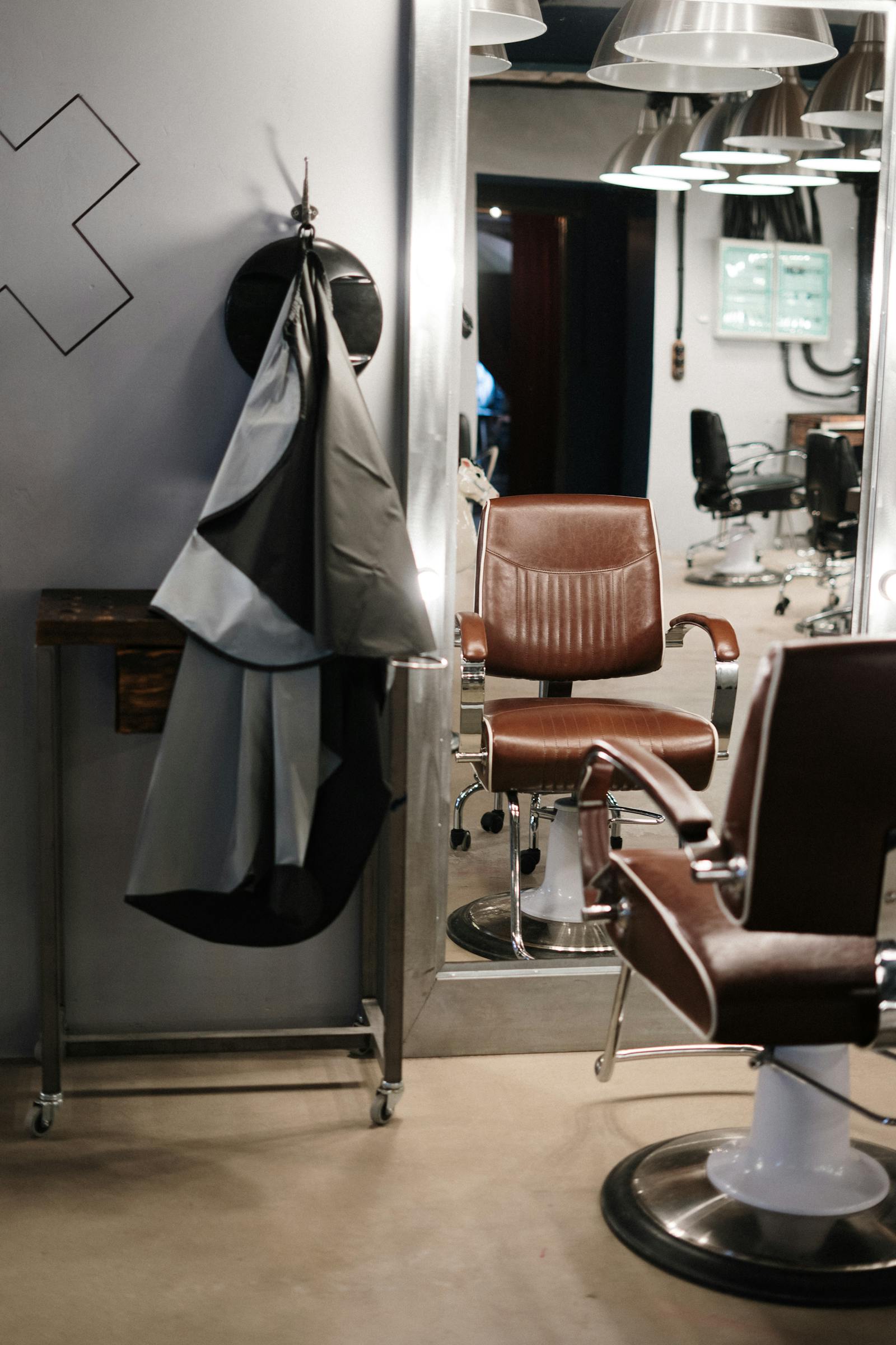 Eleganter Stylingplatz mit Spiegel im Salon